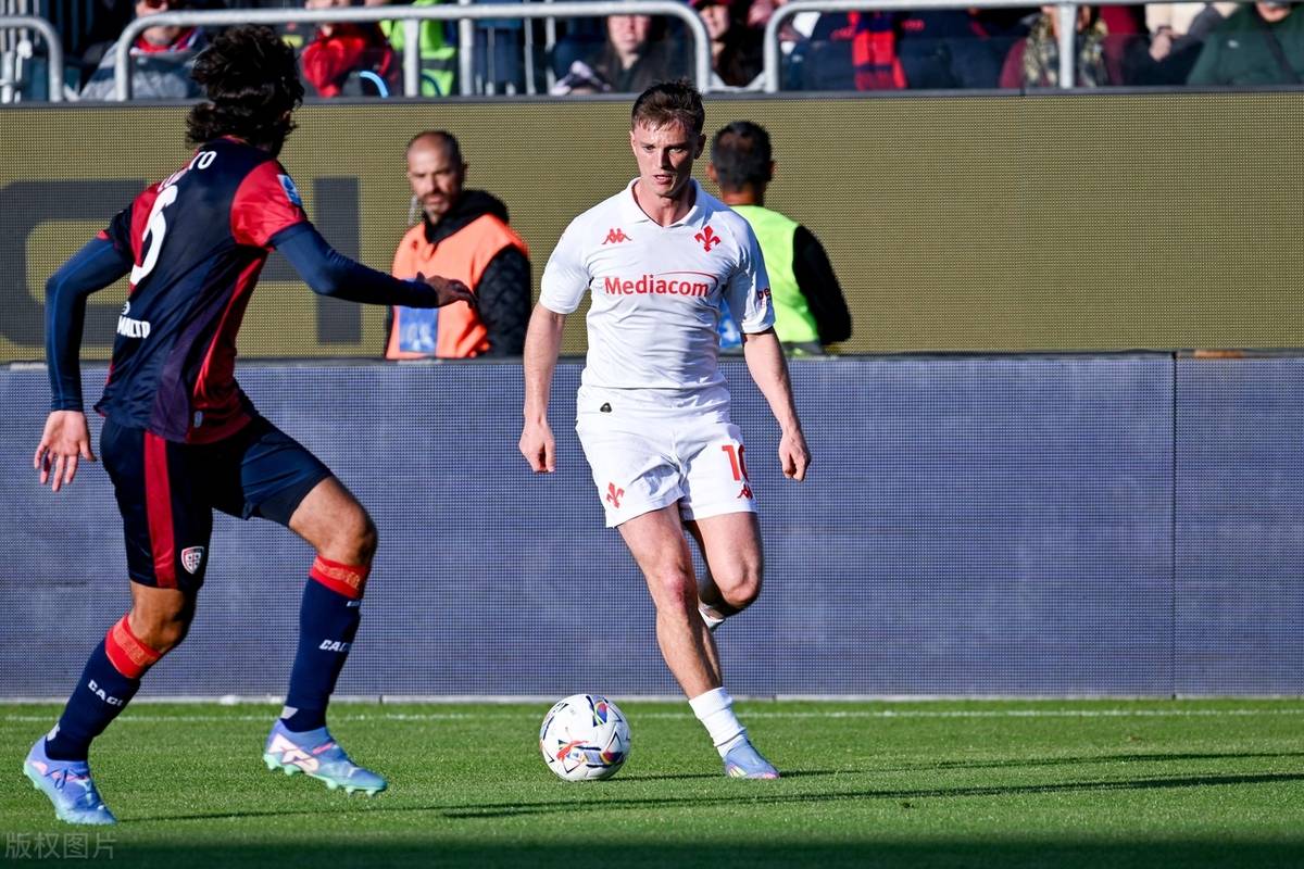 开云体育网站-乌迪内斯前锋突破重围，为球队攻入关键球