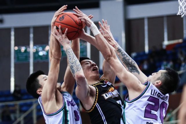 依靠内线优势打破对手防线掌控节奏 依靠内线优势打破对手防线掌控节奏