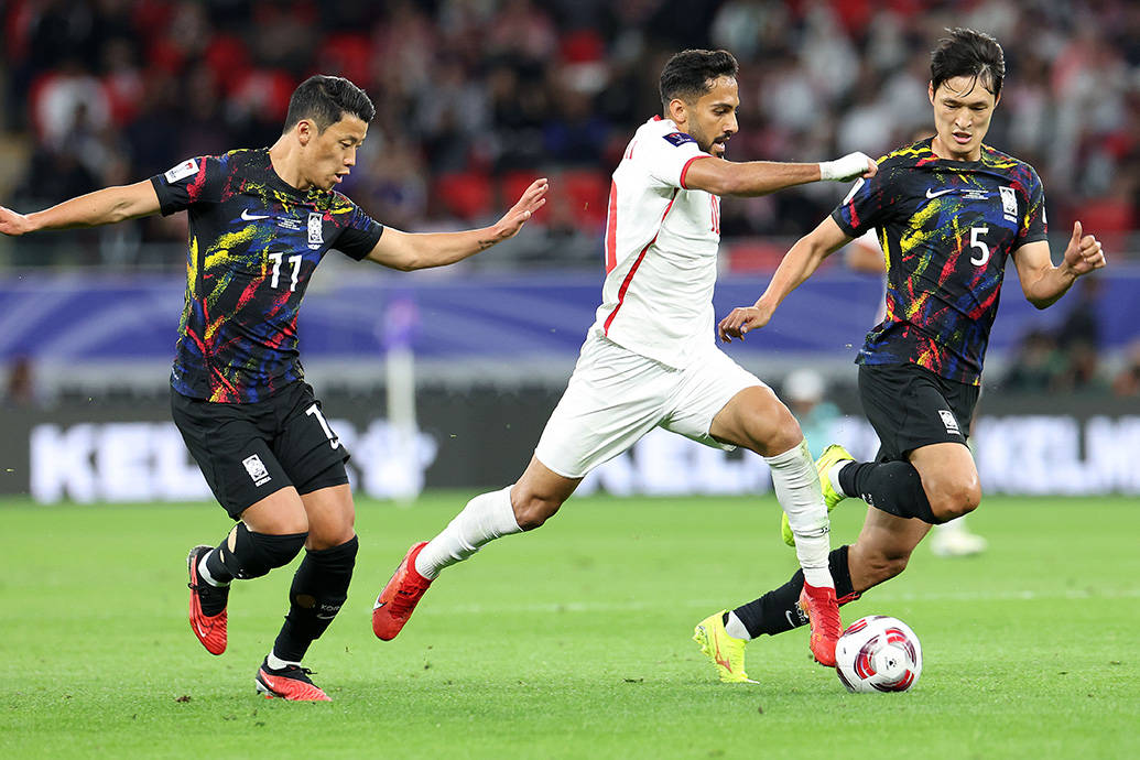 关于足球技战术博弈激烈,球员拼搏争胜无畏的信息 关于足球技战术博弈激烈,球员拼搏争胜无畏的信息