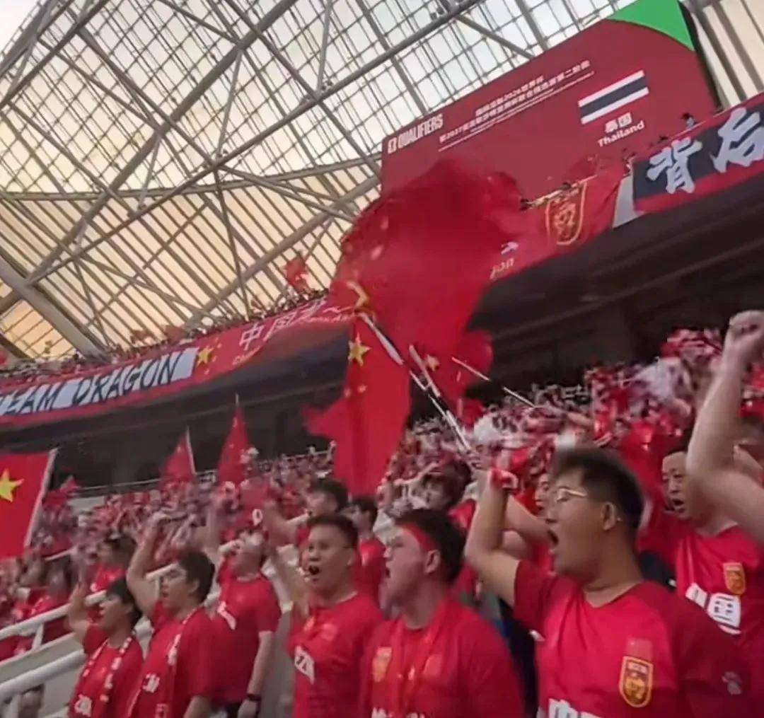 国内足球联赛激情四射,球迷热情高涨 国内足球联赛激情四射,球迷热情高涨