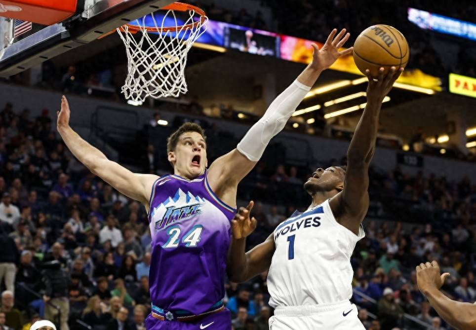 开云体育网页版入口-爵士内线中锋防守坚决，限制对手得分助球队取胜