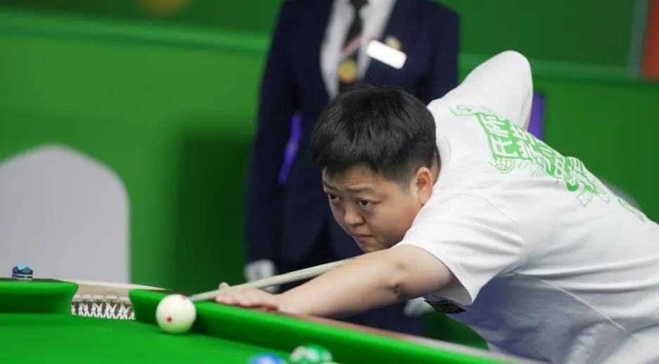 紧张对决中,球员技艺展露无遗! 紧张对决中,球员技艺展露无遗!