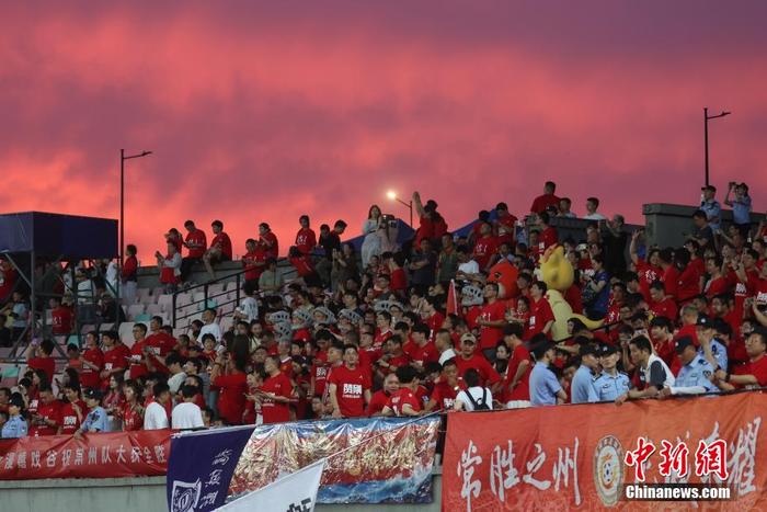 关于国内足球联赛高潮迭起,球队奋力拼搏的信息 关于国内足球联赛高潮迭起,球队奋力拼搏的信息