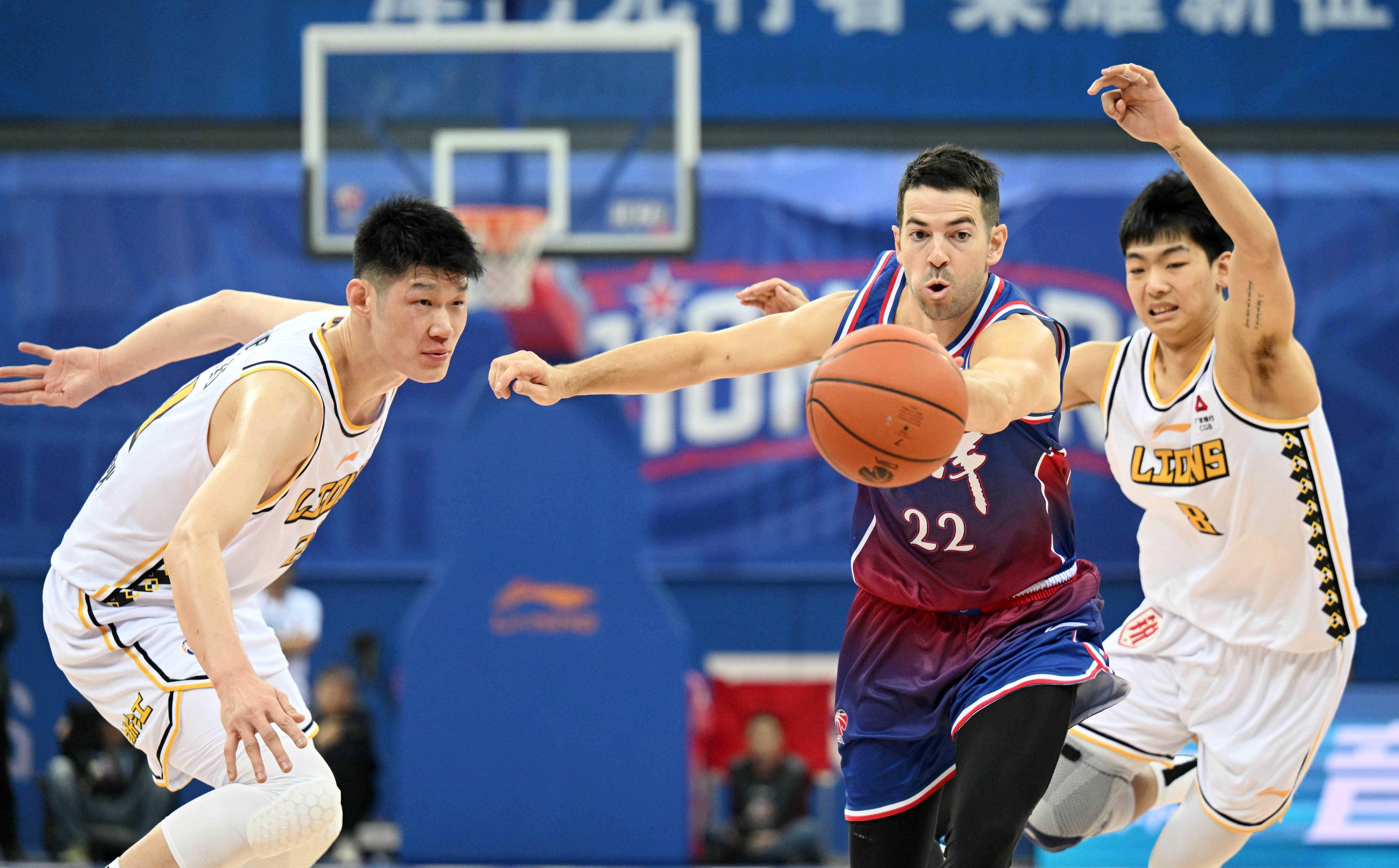 CBA联赛引发篮球热潮，球场上演精彩对决