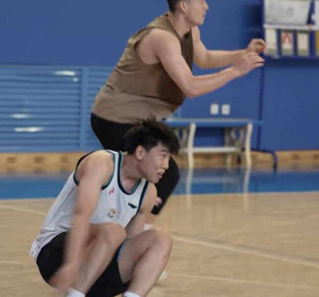 球员们在训练中互相鼓励，共同提高技术水平