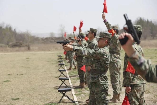 射击比赛中选手连中靶心,稳定发挥 射击比赛中选手连中靶心,稳定发挥